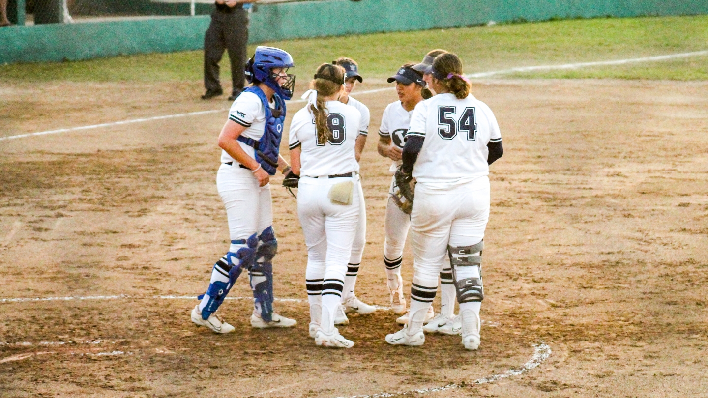 Freshman pitcher Kaysen Korth huddles with infield during first-career start against Wisconsin at the Puerto Vallarta College Change on February 9, 2023